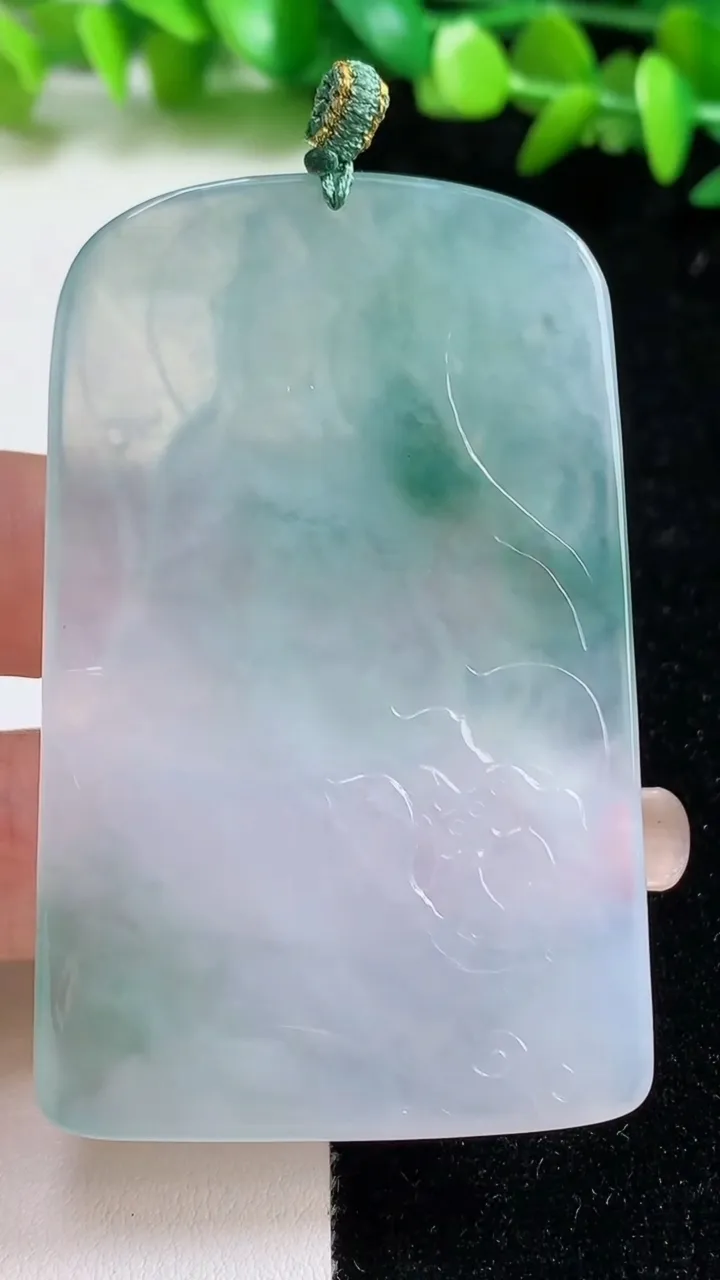 天然A货翡翠冰种飘花大势至观音菩萨吊坠，尺寸66.7-41.3-5，重量:38.37g
9月8日