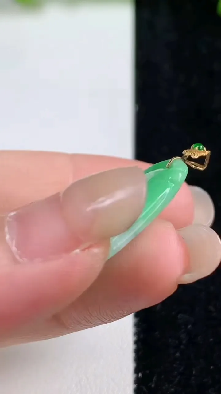 天然A货翡翠如意吊坠，尺寸29-19-3，重量:3.18g
9月8日
