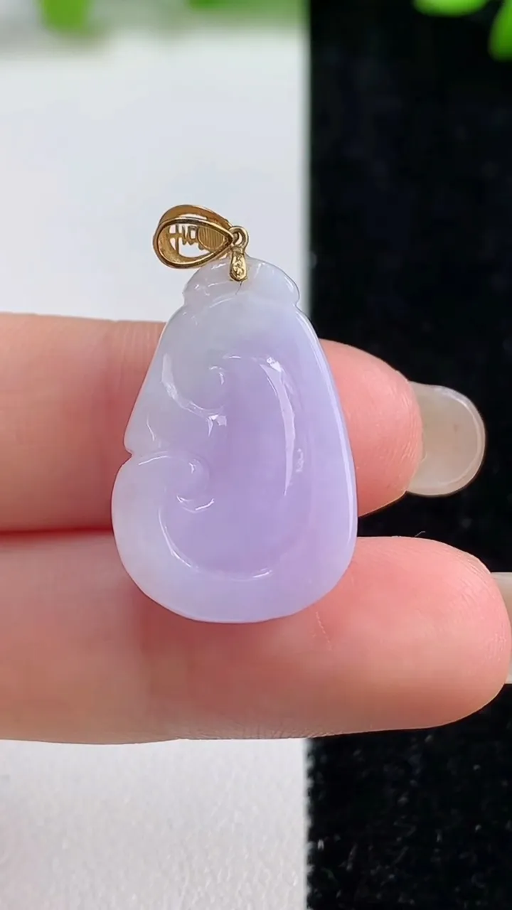 天然A货翡翠18k金紫罗兰如意吊坠，尺寸25.3-16.5-5.8，重量:5.03g
9月8日
