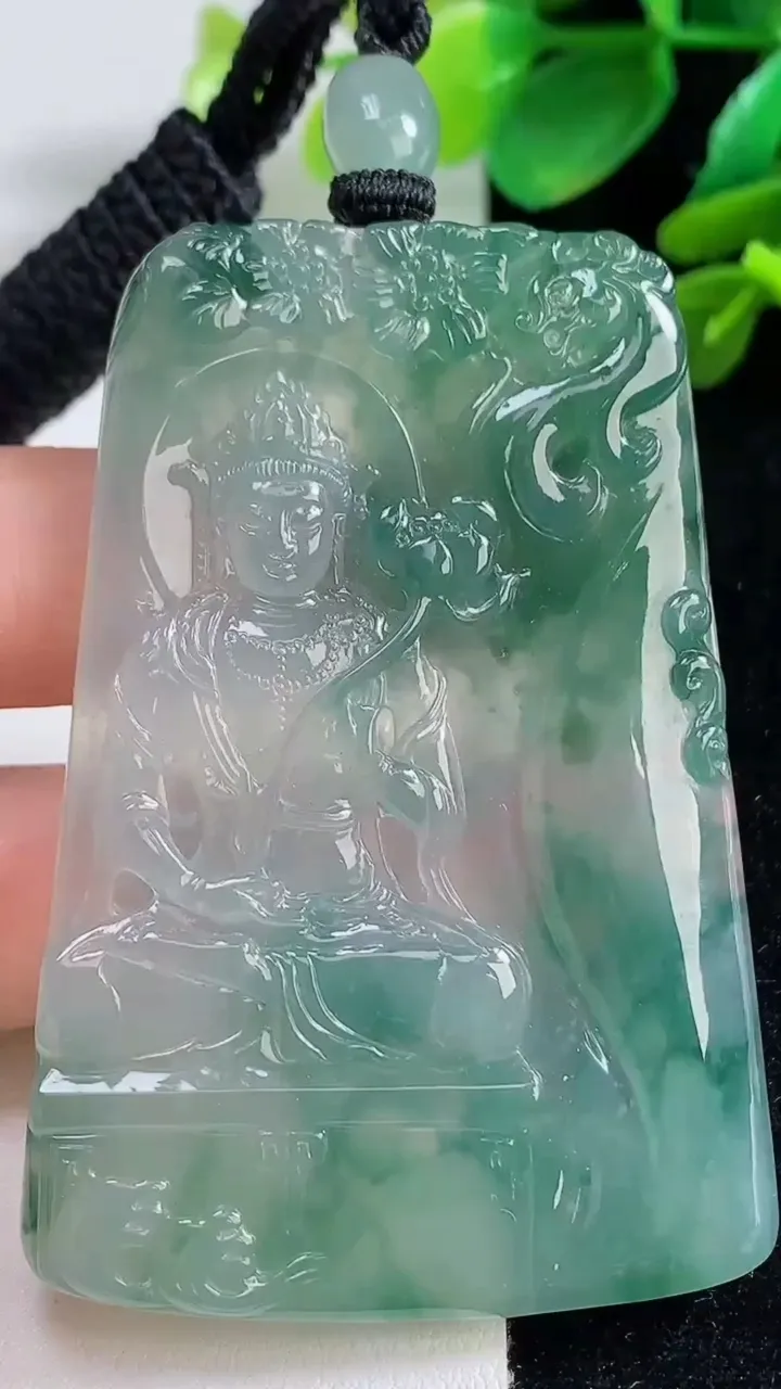 天然A货翡翠种飘花大势至观音菩萨吊坠，尺寸64.5-43.5-5，重量:39.45g
9月8日