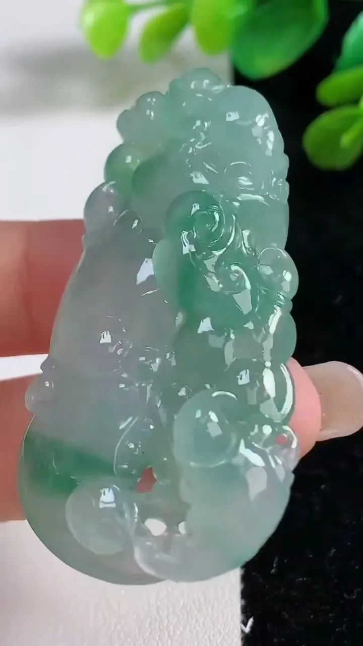 天然A货翡翠蟹钳吊坠，尺寸55-23.7-11.6，重量:26.37g
9月8日