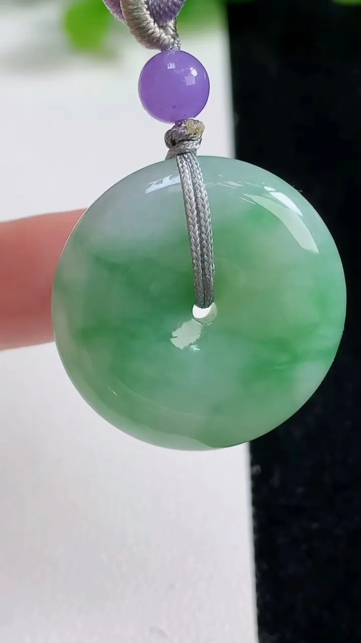 天然A货翡翠平安扣吊坠，尺寸27.6-7，重:11.30g
9月8日