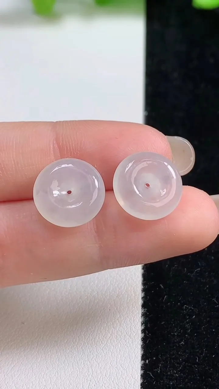 天然A货翡翠平安扣吊坠一对，尺寸13-4.6，重量:3.12g
9月8日
