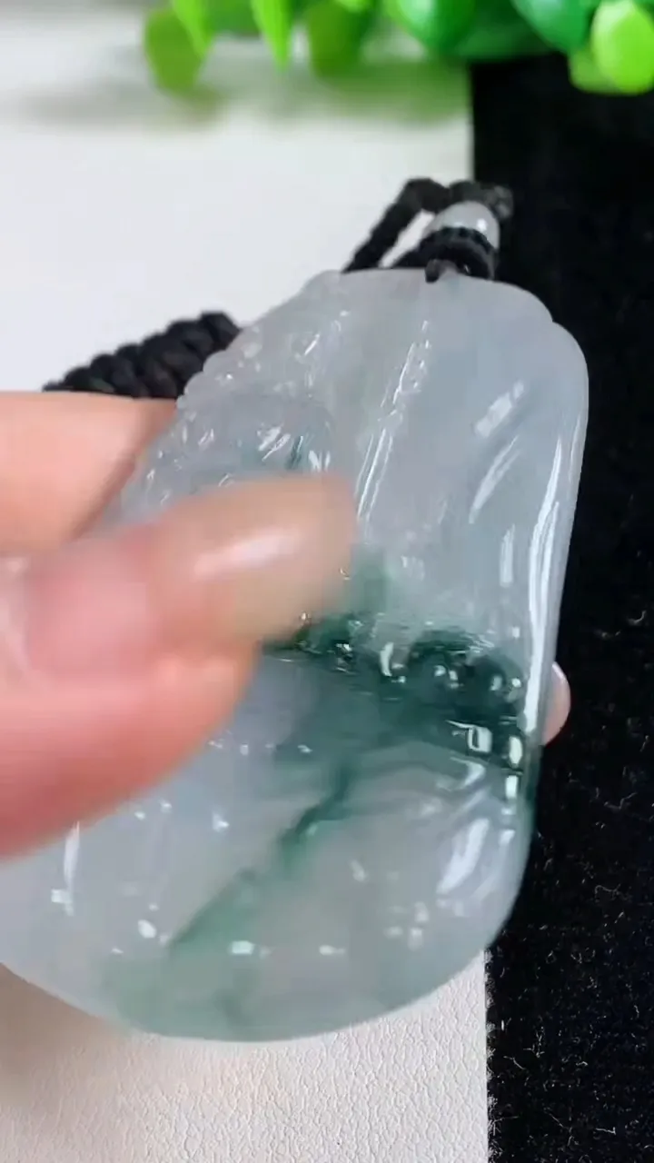 天然A货翡翠种飘花虚空藏观音菩萨吊坠，尺寸65.5-46.2-5.3，重量:40.57g
9月8日