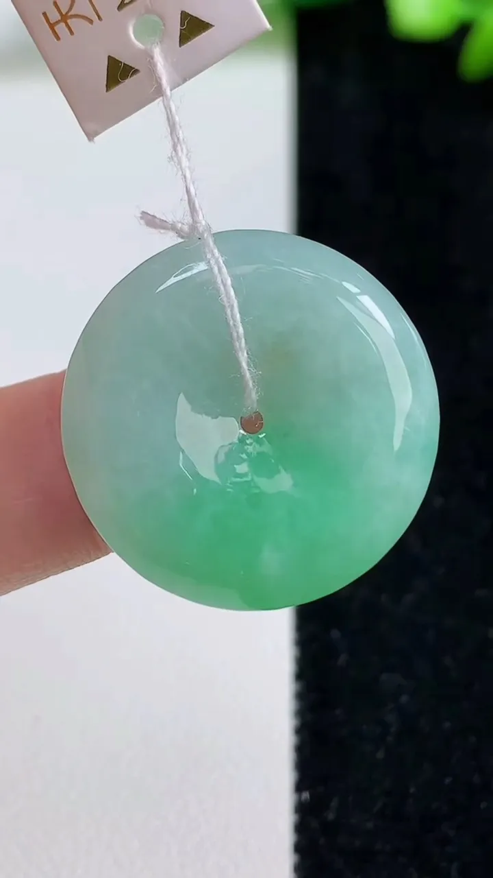 天然A货翡翠平安扣吊坠，尺寸25-5.2，重量:7.36g
9月8日