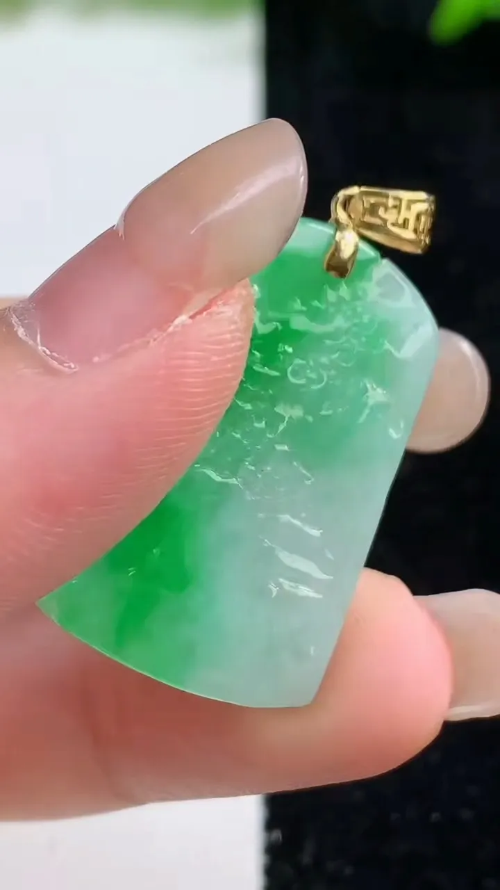 天然A货翡翠山水牌吊坠，尺寸30-19.2-5，重量:6.98g
9月8日