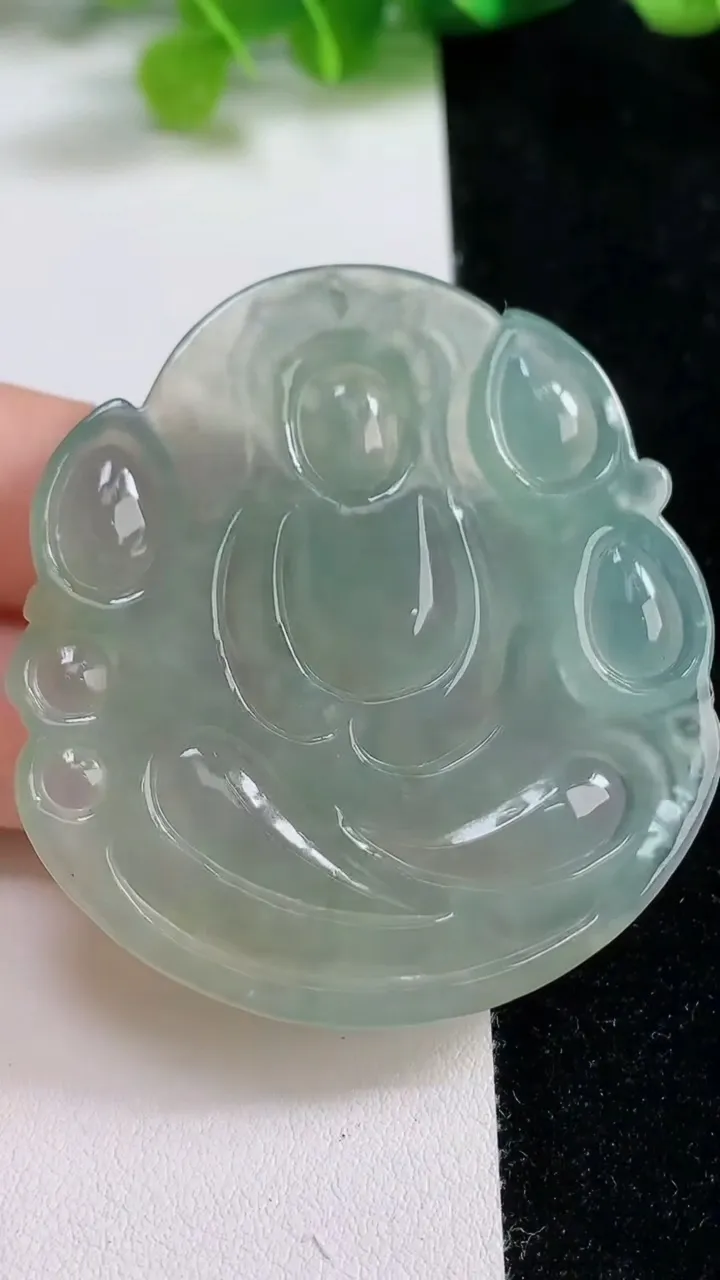 天然A货翡翠大势至观音菩萨吊坠，尺寸52.7-49.2-6，重:26.29g
9月8日