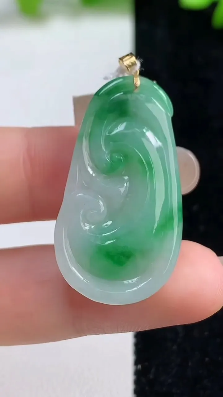 天然A货翡翠如意吊坠，尺寸35.2-8.8-5，重量:6.66g
9月8日