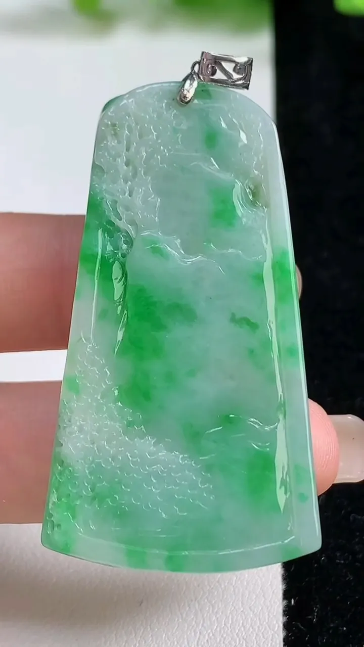 天然A货翡翠山水牌吊坠，尺寸53-28-6，重量:21.51g
9月8日