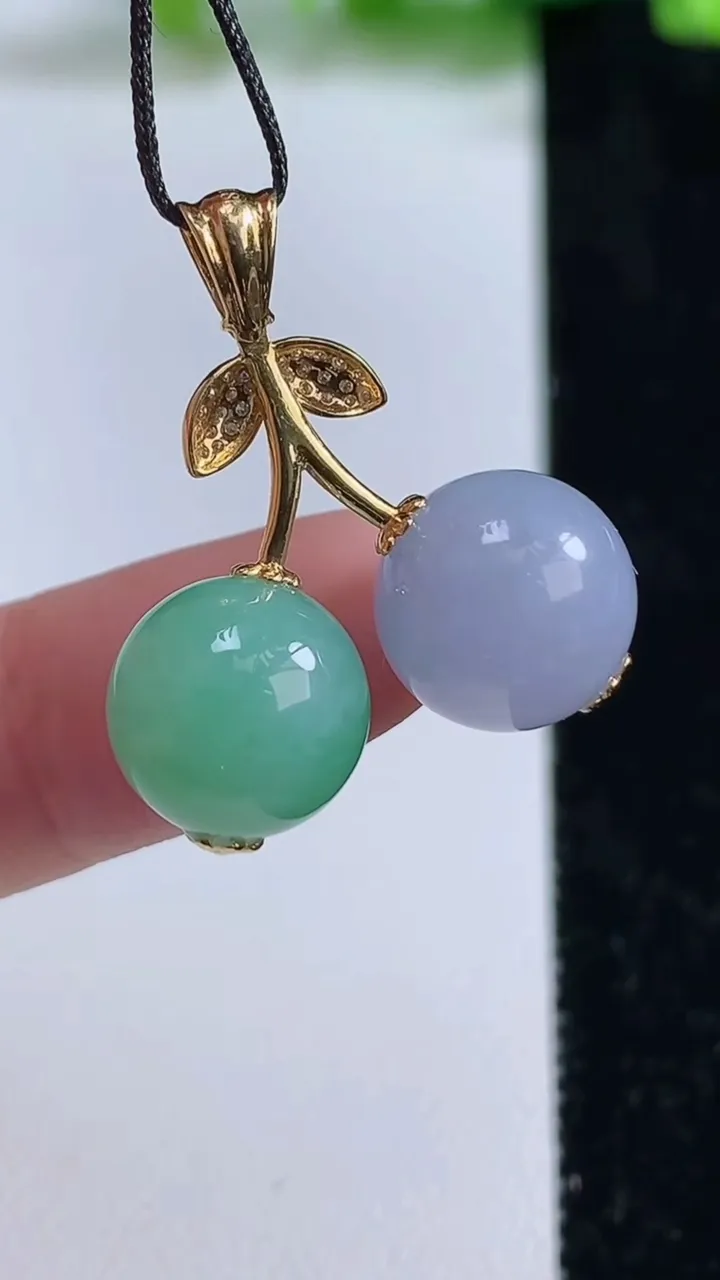 天然A货翡翠18k金双彩圆珠吊坠，尺寸11.4，重量:6.20g
9月8日