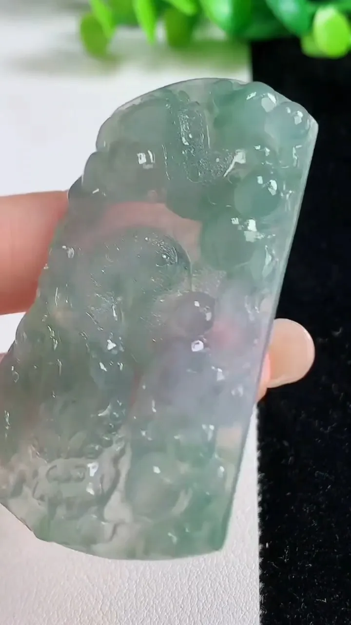 天然A货翡翠龙牌吊坠，尺寸61.7-38-5.3，重量:26.10g
9月8日
