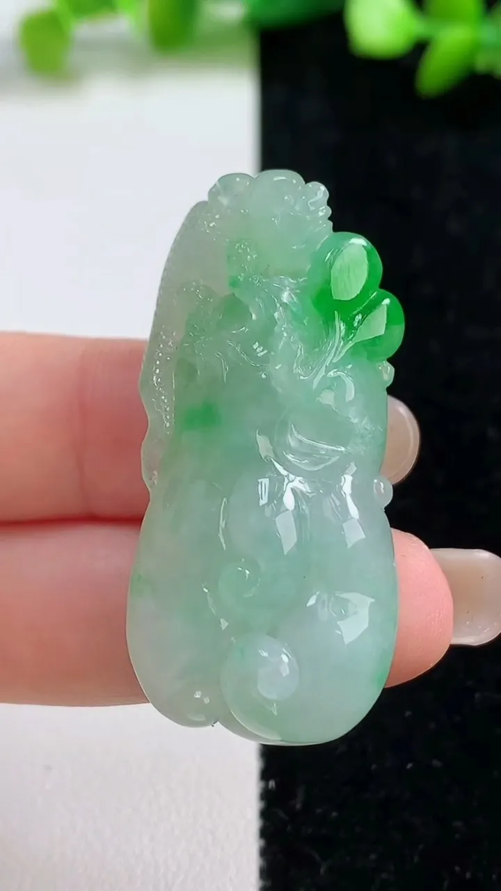 天然A货翡翠佛手瓜吊坠，尺寸42.3-20-10.6，重量:16.87g
9月8日