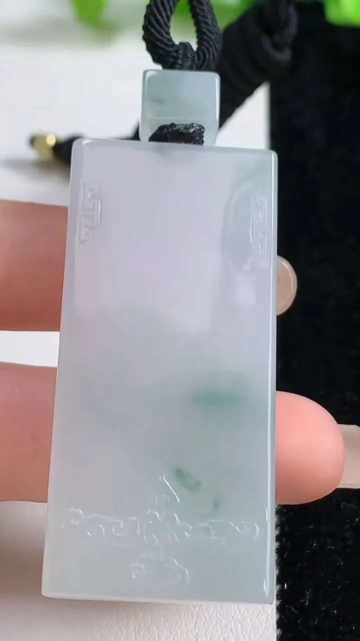 天然A货翡翠冰种仿古无事牌吊坠，尺寸52.6-25-6，重量:30.00g
9月8日