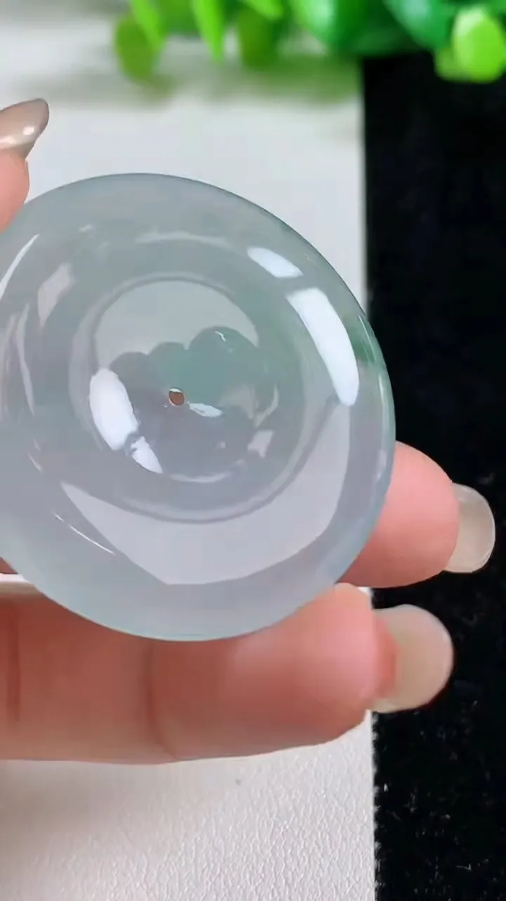 天然A货翡翠种飘花平安扣吊坠，尺寸39.7-5.8，重量:19.92g
9月8日