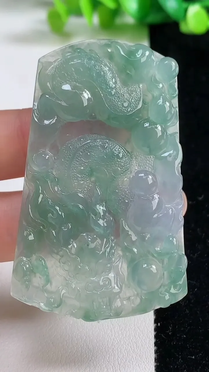天然A货翡翠龙牌吊坠，尺寸61.7-38-5.3，重量:26.10g
9月8日