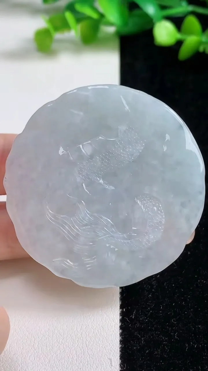 天然A货翡翠龙牌吊坠，尺寸53.6-9，重量:41.40g
9月8日