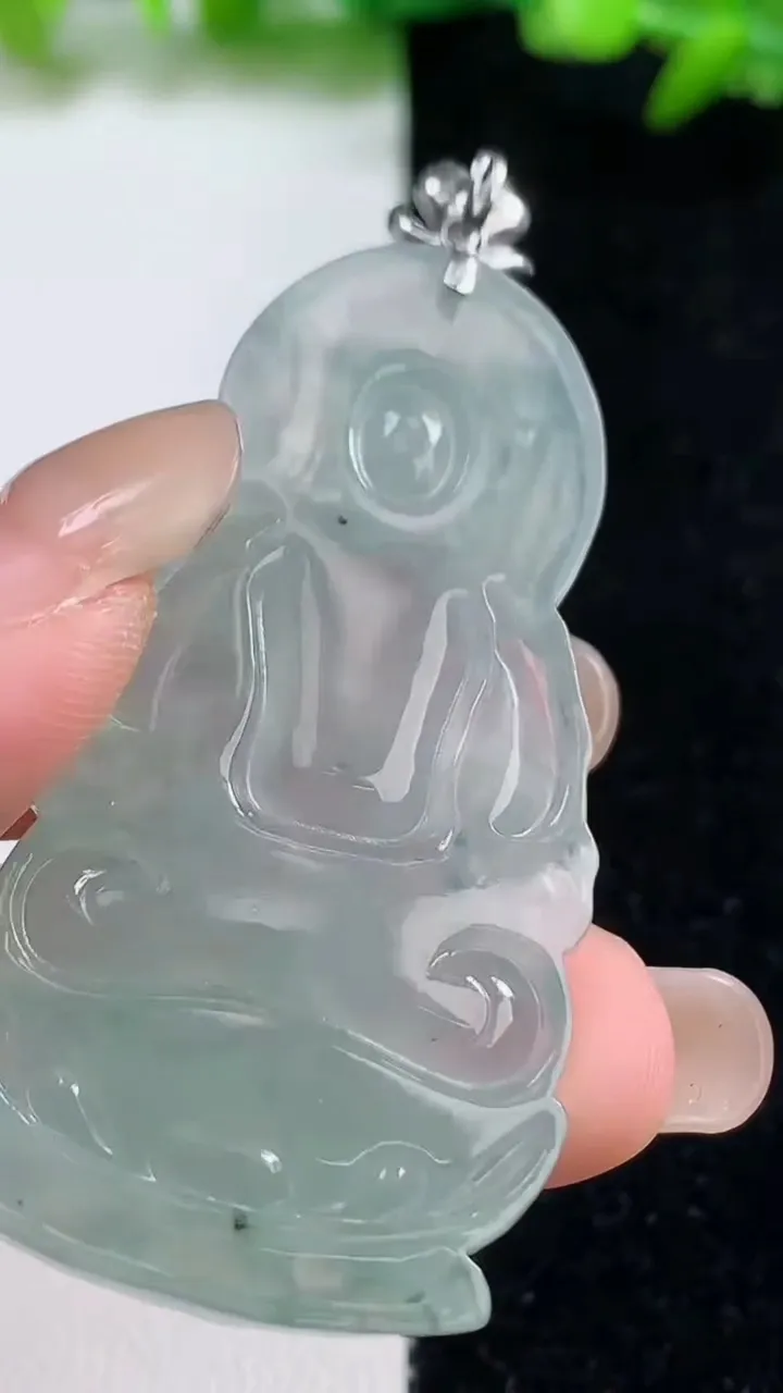 天然A货翡翠虚空藏观音菩萨吊坠，尺寸51-27.6-5.3，重量:15.12g
9月8日