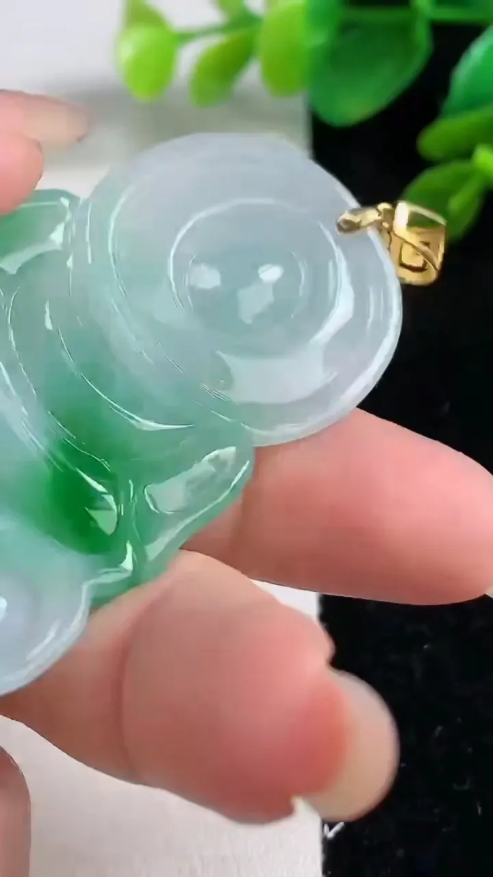 天然A货翡翠观音菩萨吊坠，尺寸60.7-35.7-5.5，重量:22.95g
9月8日