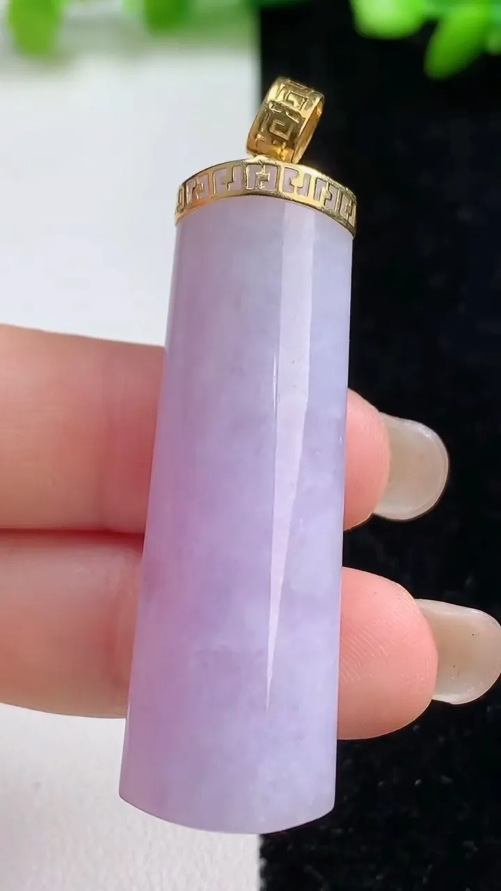 天然A货翡翠18k金紫罗兰无事牌吊坠，尺寸48.5-14.5-10.2，重量:17.55g
9月8日