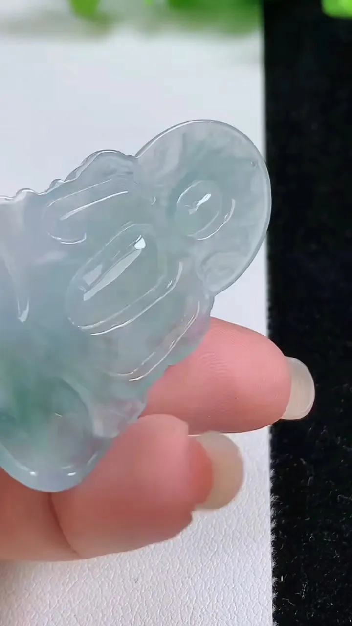 天然A货翡翠冰种飘花度母观音菩萨吊坠，尺寸49.2-31.6-4.2，重量:11.42g
9月8日