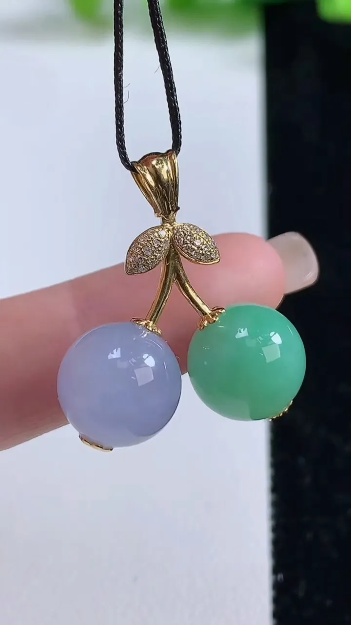 天然A货翡翠18k金双彩圆珠吊坠，尺寸11.4，重量:6.20g
9月8日
