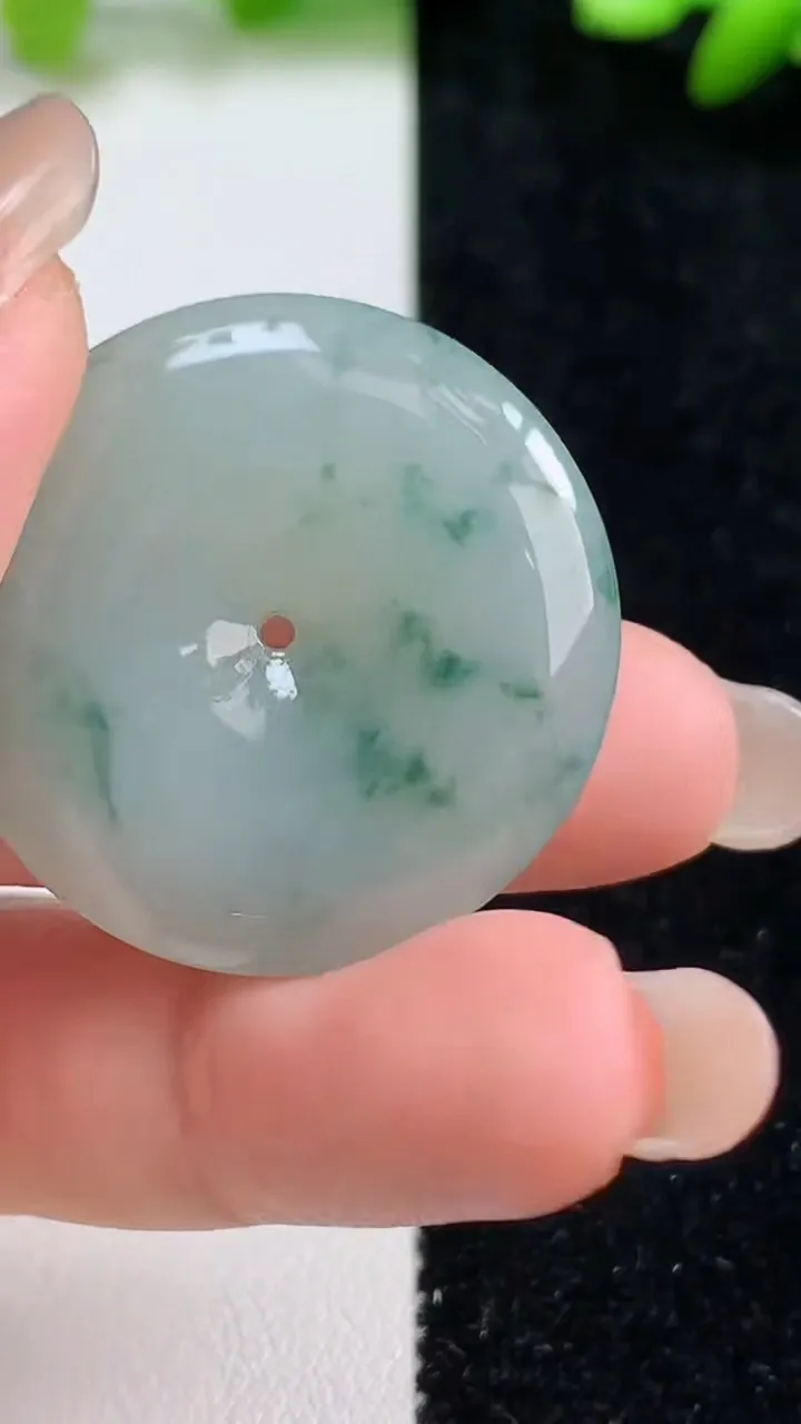 天然A货翡翠冰种飘花平安扣吊坠，尺寸31.4-6，重量:12.65g
9月8日