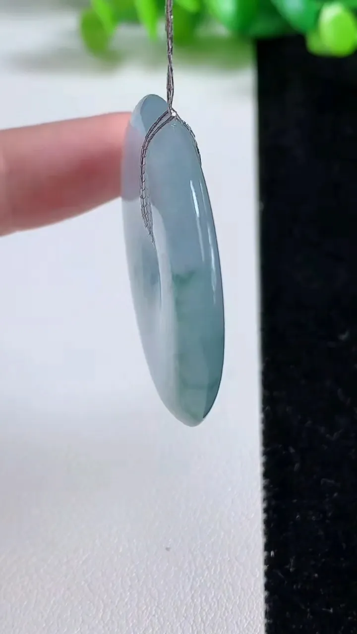 天然A货翡翠种飘花平安扣吊坠，尺寸39-5.4，重量:18.80g
9月8日