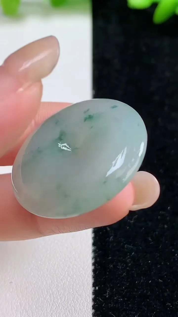 天然A货翡翠冰种飘花平安扣吊坠，尺寸31.4-6，重量:12.65g
9月8日