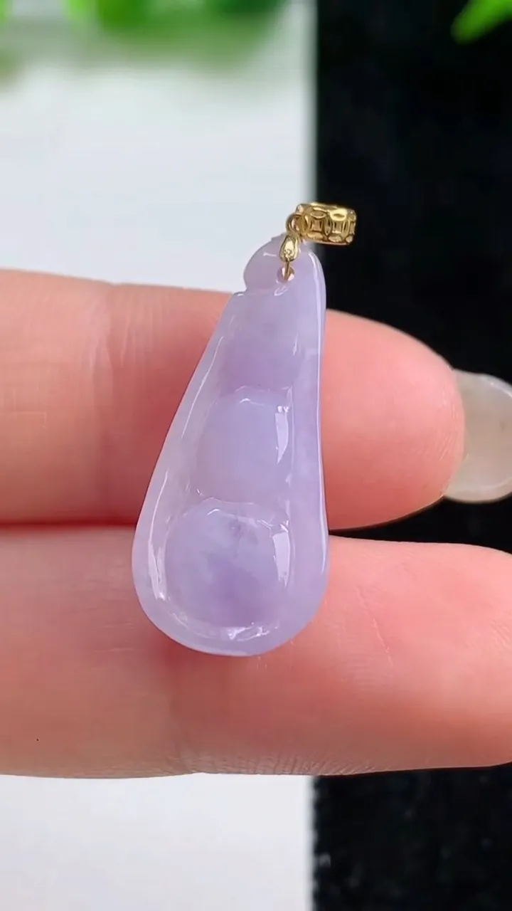天然A货翡翠18k金紫罗兰福豆吊坠，尺寸24.8-11.2-5.8，重量:2.70g
9月8日