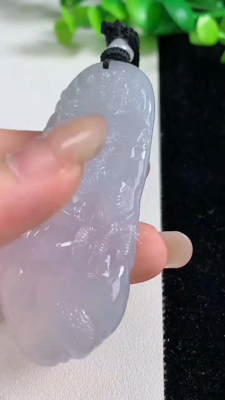 天然A货翡翠种白冰龙牌吊坠，尺寸69.8-33.8-11，重量:53.50g
9月8日