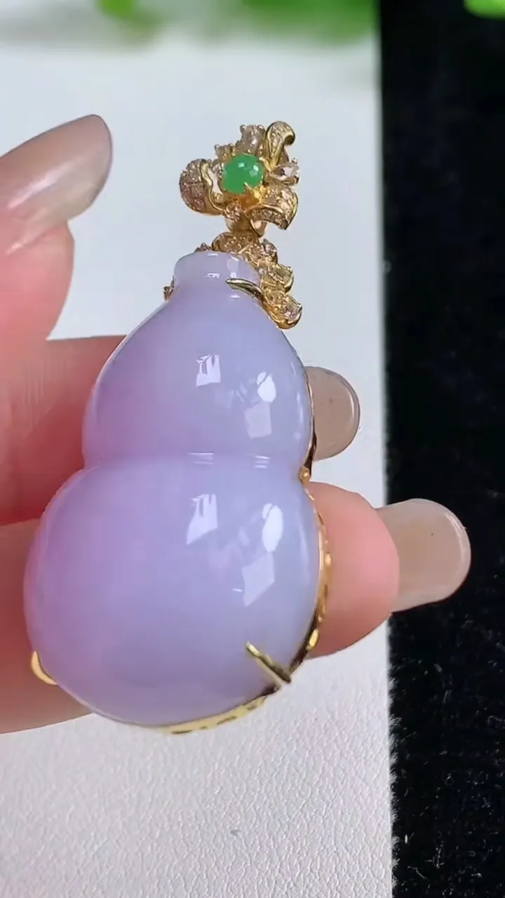 天然A货翡翠18k金紫罗兰葫芦吊坠，尺寸36.2-21.8-9.7，重量:16.05g
9月8日