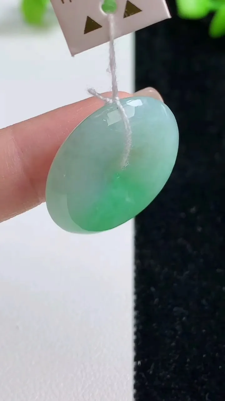 天然A货翡翠平安扣吊坠，尺寸25-5.2，重量:7.36g
9月8日