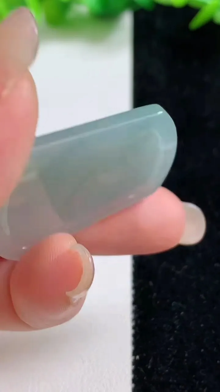 天然A货翡翠生肖狗吊坠，尺寸36.5-26.7-4.5，重量:9.30g
9月8日
