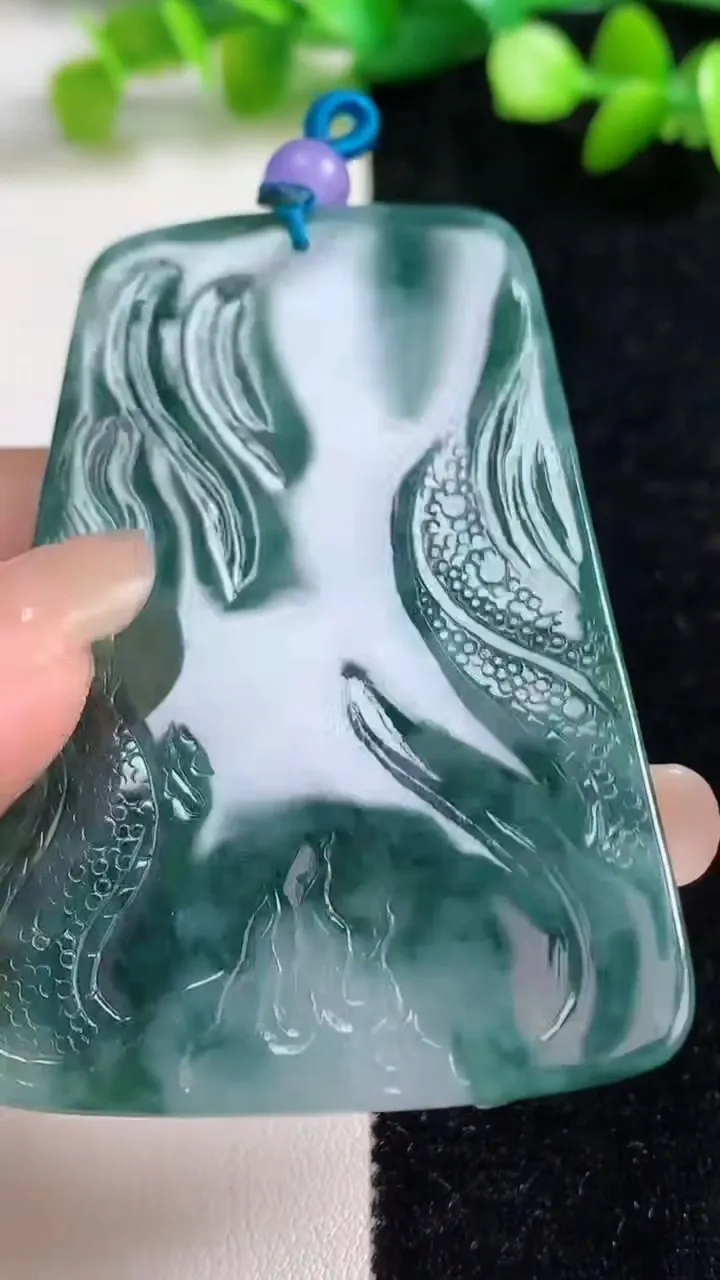 天然A货翡翠飘花祥龙不动明王吊坠，尺寸63.4-42.5-4.8，重量:29.80g
9月8日