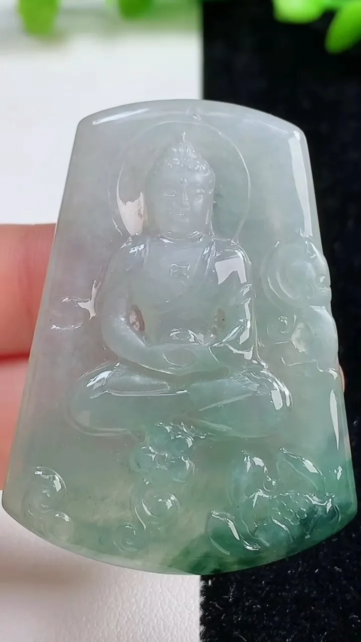 天然A货翡翠大日如来吊坠，尺寸53.2-38.2-5，重量:22.33g
9月8日