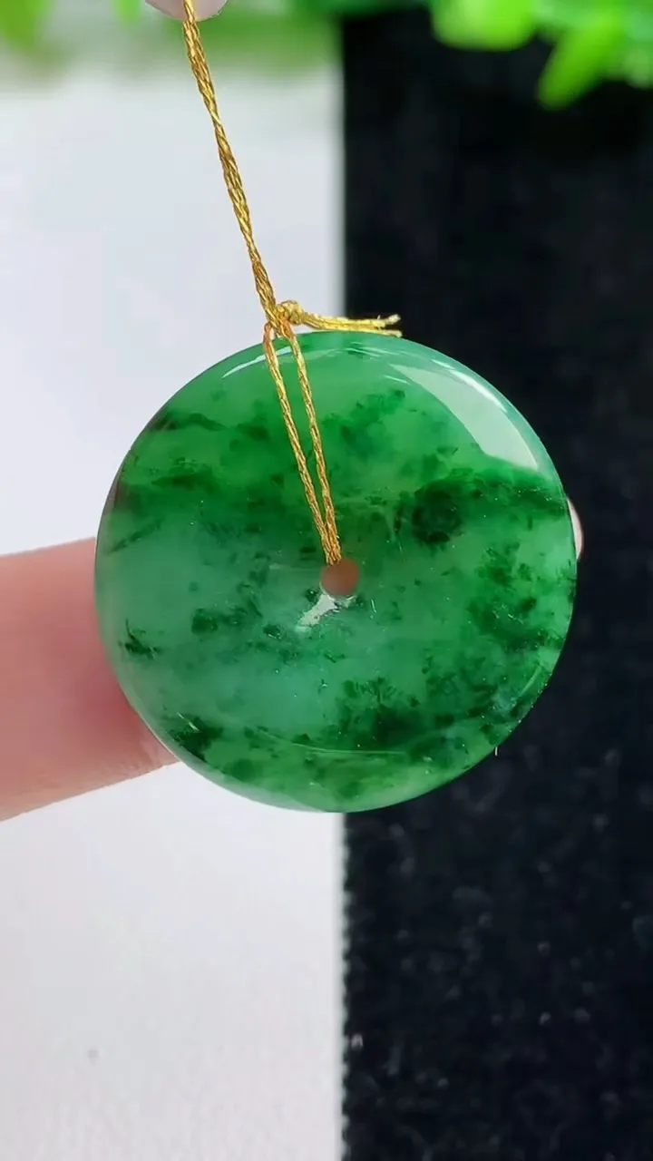 天然A货翡翠平安扣吊坠，尺寸25-3.6，重量:5.36g
9月8日