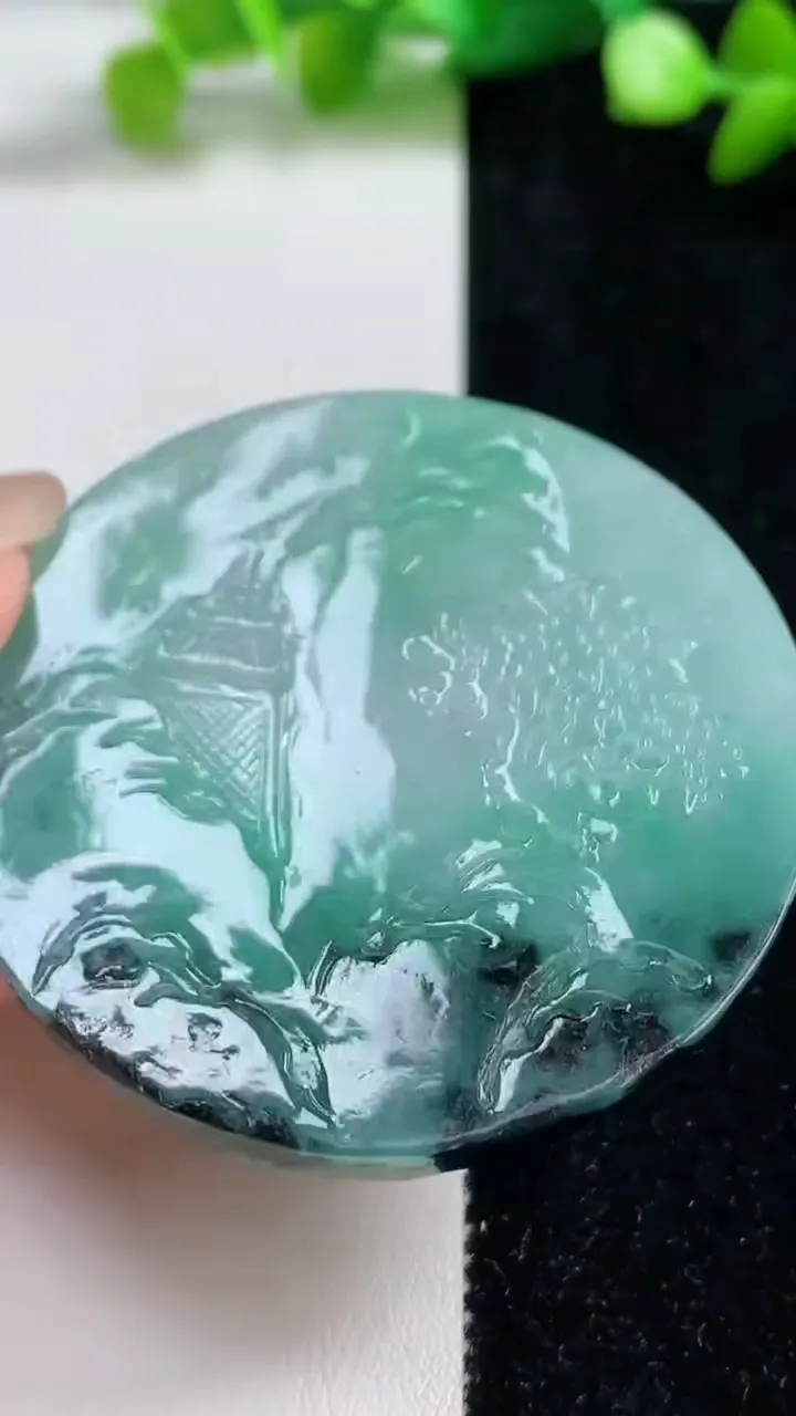 天然A货翡翠牌吊坠，尺寸53.6-5.4，重量:34.80g
9月8日