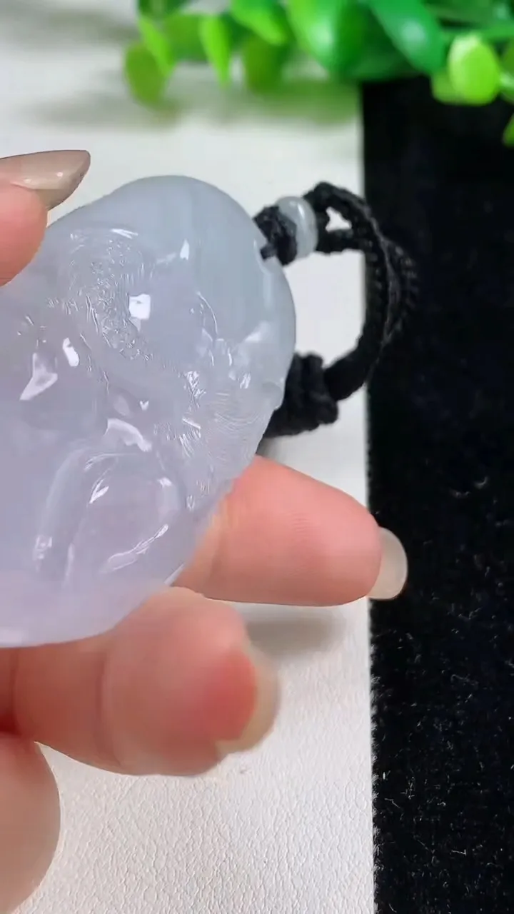 天然A货翡翠种白冰龙牌吊坠，尺寸69.8-33.8-11，重量:53.50g
9月8日