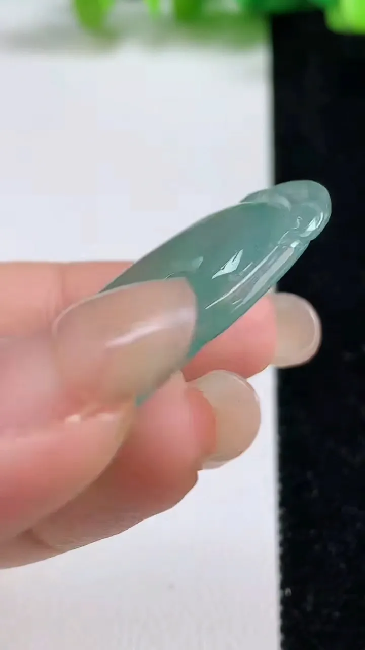 天然A货翡翠如意吊坠，尺寸46.3-25.4-5.2，重量:12.55g
9月8日