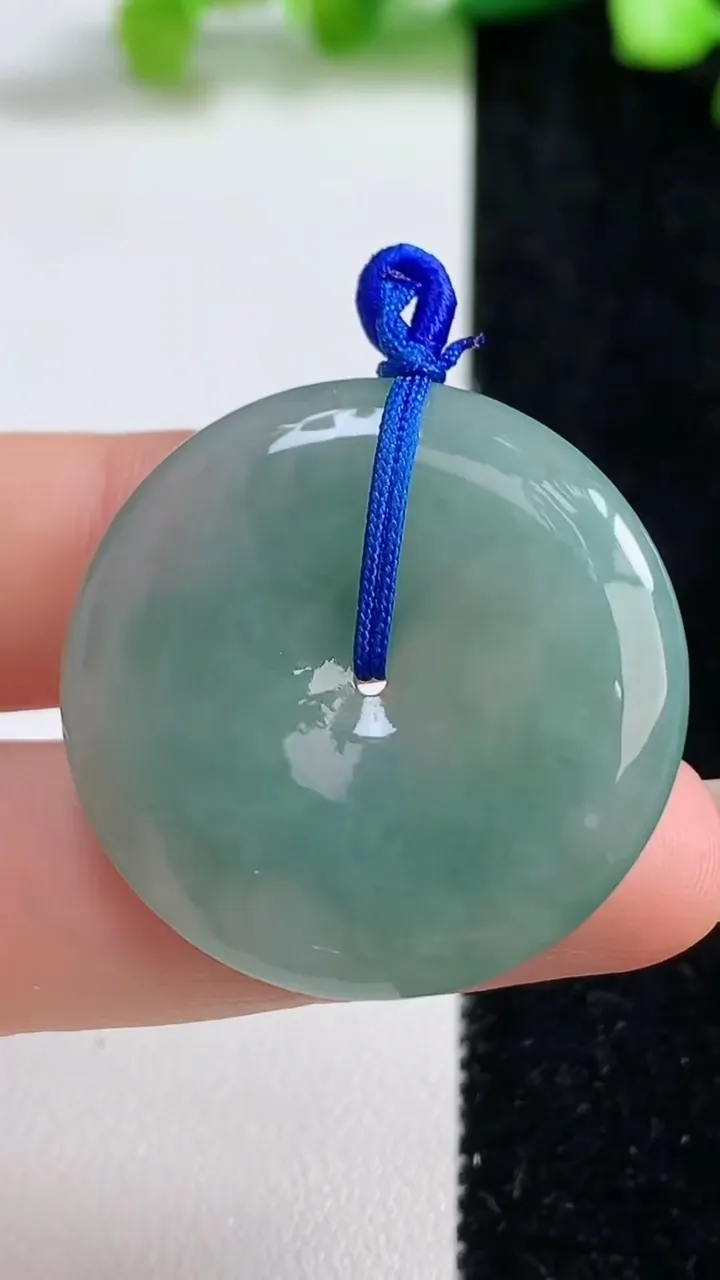天然A货翡翠平安扣吊坠，尺寸32.6-5，重量:12.23g
9月8日