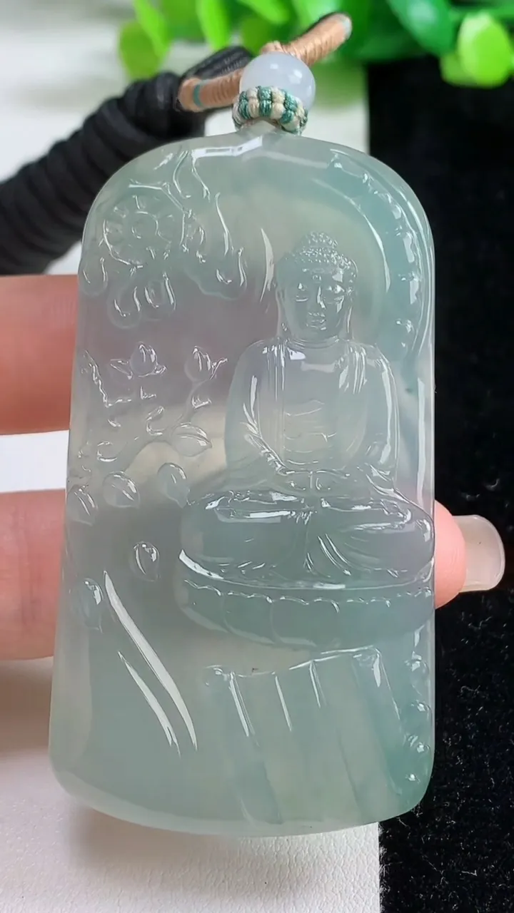 天然A货翡翠大日如来吊坠，尺寸65.7-35.5-6.3，重量:41.67g
9月8日
