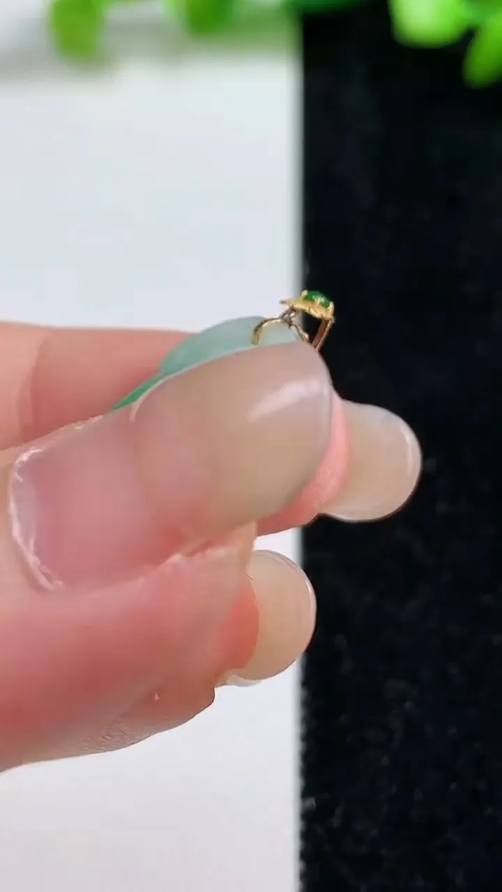 天然A货翡翠如意吊坠，尺寸27.5-19.8-4.3，重量:4.98g
9月8日