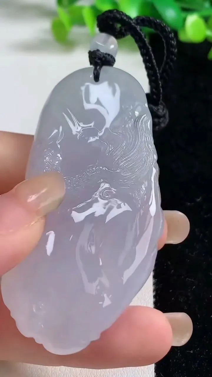 天然A货翡翠种白冰龙牌吊坠，尺寸69.8-33.8-11，重量:53.50g
9月8日