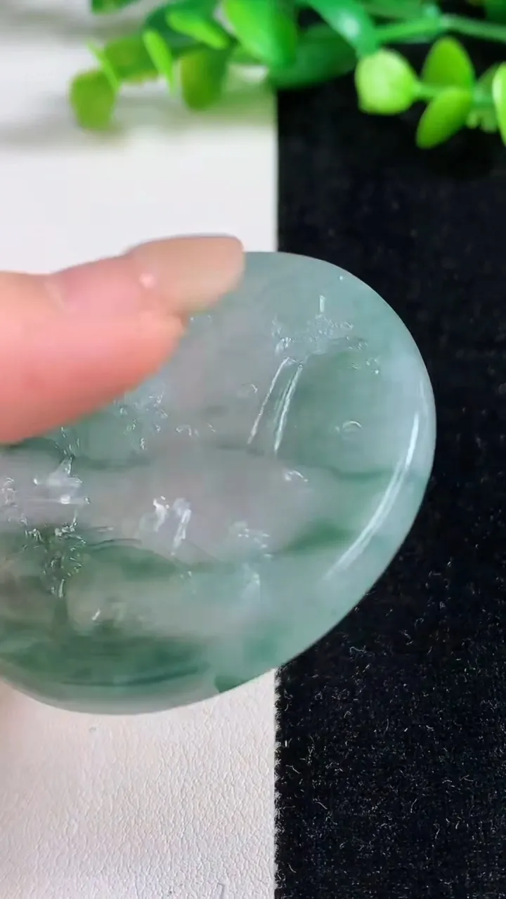 天然A货翡翠牌吊坠，尺寸57-3. ，重量:32.88g
9月8日