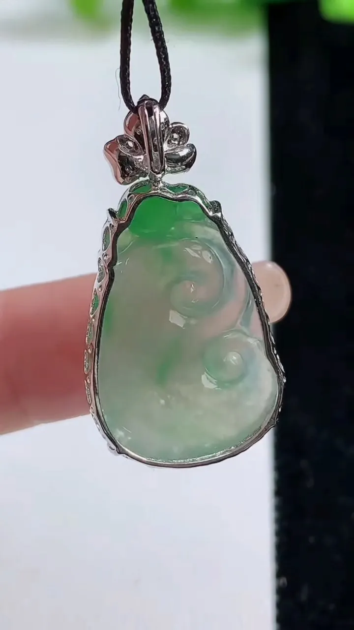 天然A货翡翠如意吊坠，尺寸24.6-17.4-5.7，重量:3.94g
9月8日