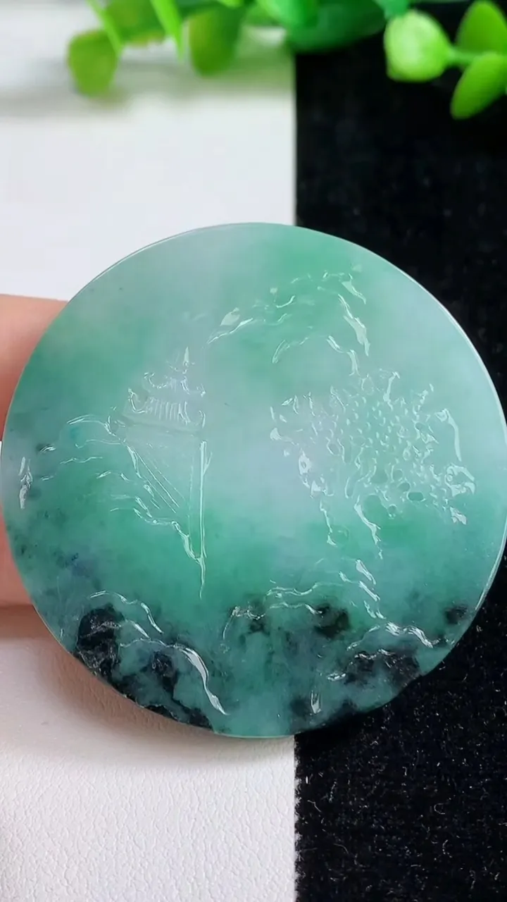 天然A货翡翠牌吊坠，尺寸53.6-5.4，重量:34.80g
9月8日