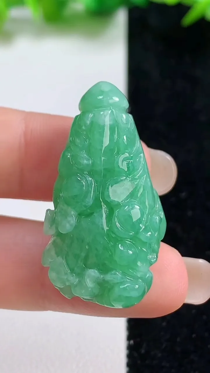天然A货翡翠白菜吊坠，尺寸36.6-18.7-11.2，重量:12.82g
9月8日