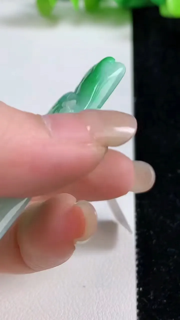 天然A货翡翠山水牌吊坠，尺寸57.3-36-6，重量:30.71g
9月8日