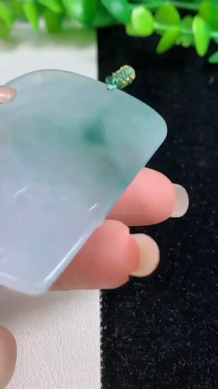 天然A货翡翠冰种飘花大势至观音菩萨吊坠，尺寸66.7-41.3-5，重量:38.37g
9月8日