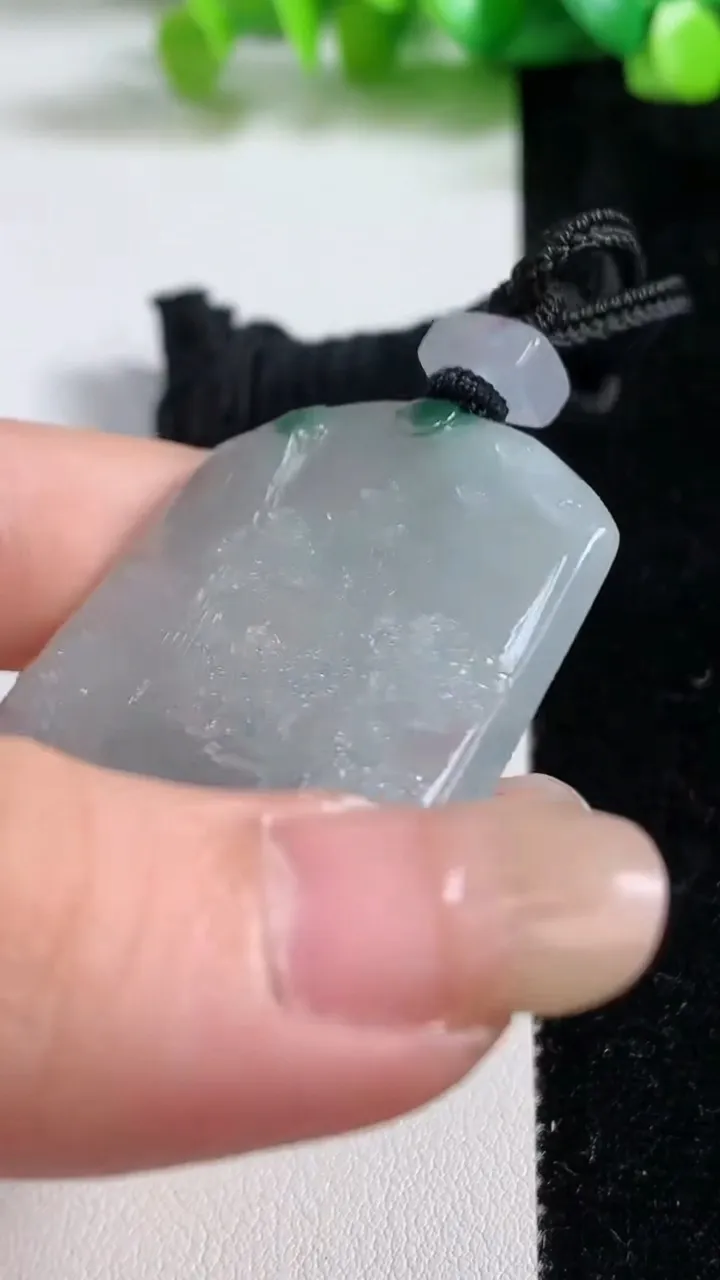 天然A货翡翠牌吊坠，尺寸51.6-38.4-6，重量:30.26g
9月8日